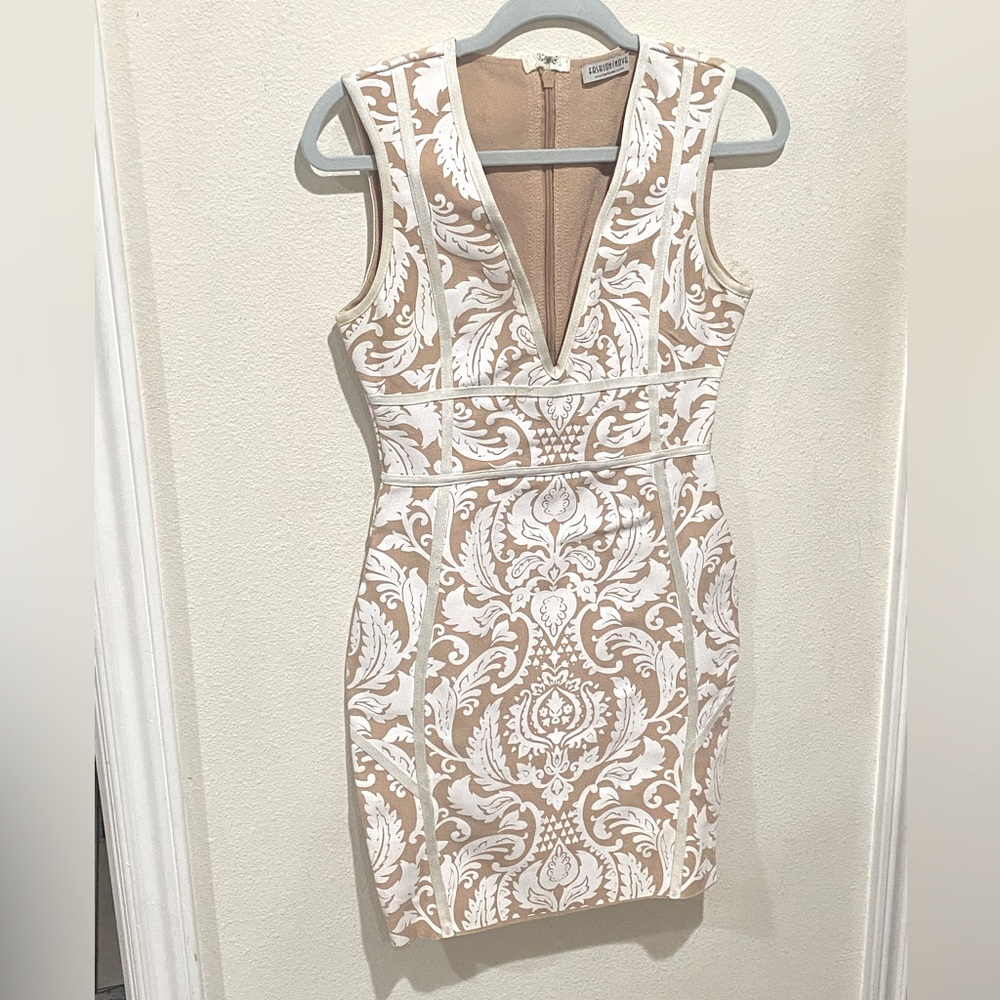 🌹Fashion Nova EUC Gorgeous Size M Stretchy Cream/Tan Midi Dress!
